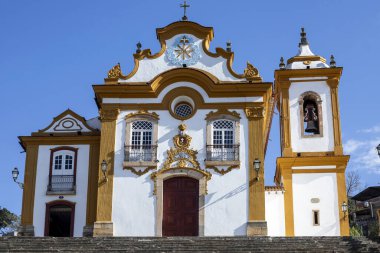 Nossa Senhora das Merces 'in güzel barok kilisesi Sao Joao del Rei' nin tarihi merkezinde, mavi gökyüzünün altında..