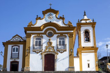 Nossa Senhora das Merces 'in güzel barok kilisesi Sao Joao del Rei' nin tarihi merkezinde, mavi gökyüzünün altında..