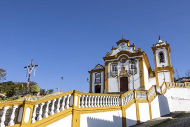Nossa Senhora das Merces 'in güzel barok kilisesi Sao Joao del Rei' nin tarihi merkezinde, mavi gökyüzünün altında..