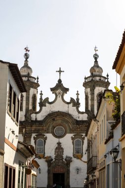 Sao Joao Del Rey, Minas Gerais, Brezilya 'da bulunan Hiro barok Our Lady of Carmel Kilisesi (Igreja Nossa do Carmo) cephesi. Mavi gökyüzünün altında