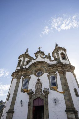 Sao Joao Del Rey, Minas Gerais, Brezilya 'da bulunan Hiro barok Our Lady of Carmel Kilisesi (Igreja Nossa do Carmo) cephesi. Mavi gökyüzünün altında