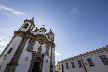 Sao Joao Del Rey, Minas Gerais, Brezilya 'da bulunan Hiro barok Our Lady of Carmel Kilisesi (Igreja Nossa do Carmo) cephesi. Mavi gökyüzünün altında