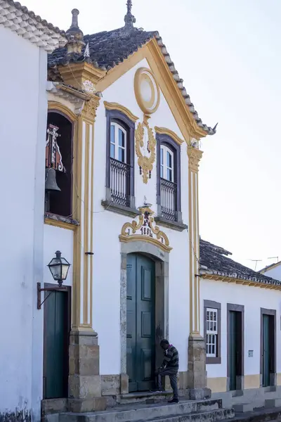 Sao Joao de Rey, Minas Gerais, Brezilya - 13 Temmuz 2023 - Brezilya 'nın Minas Gerais eyaletindeki Sao Joao del Rei' nin tarihi merkezinde Santo Antonio 'nun barok kilisesi önünde namaz kılan adam.