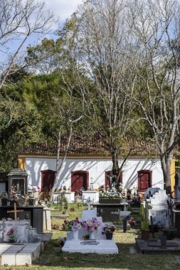 Brezilya 'nın Minas Gerais kentindeki sömürge şehri Tiradentes' teki Saint Anthony Ana Kilisesi 'nin yanındaki mezarlıkta. Tiradentes Tarihi Kasabası (UNESCO Dünya Mirası)