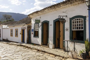 Tiradentest, Brezilya - 13 Temmuz 2023 - Brezilya 'nın Minas Gerais eyaletinde Tiradentes şehrinde eski tarihi evler ve kaldırım taşları
