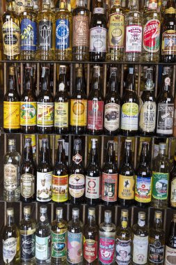 Tiradentes, Minas Gerais, Brezilya - 13 Temmuz 2023 - Cachaca alkol şişeleri koleksiyonu. Cachaca şeker kamışı suyundan yapılmış damıtılmış bir ruhtur. Brezilya 'da geleneksel olarak yapılır..