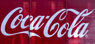 Sao Paulo, Brazi, Jan04, 2023 Coca-Cola logosu teslimat kamyonunun dış tarafında.