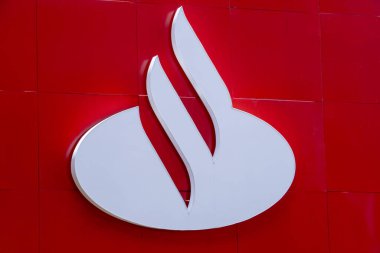Sao Paulo, Brezilya - Ocak 04., 2023 - 1857 yılında kurulan çok uluslu İspanyol ticari banka ve finans hizmetleri şirketi Santander Logosu. 