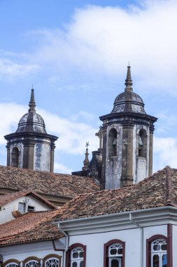 Ouro Preto, Minas Gerais eyaleti, Brezilya - 11 Temmuz 2023 - Koloni evleri, sokaklar, pencereler ve tarihi merkez kilisesi kentsel manzarası. Tarihi ve mimari miras..