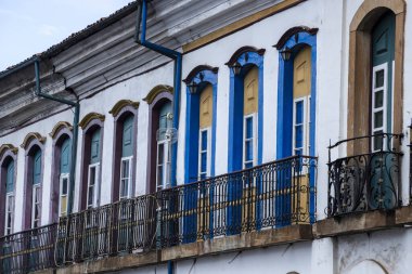 Ouro Preto, Minas Gerais eyaleti, Brezilya - 11 Temmuz 2023 - Koloni evleri, sokaklar ve tarihi merkezin pencereleri. Tarihi ve mimari miras..