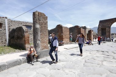 Pompei, İtalya - 25 Mayıs 2016: Turistler, MS 79 yılında Vesuvius Dağı 'nın patlaması sonucu gömülen antik Pompei kalıntılarını ziyaret ettiler. Pompei harabeleri UNESCO Dünya Mirası Alanlarının bir parçası.