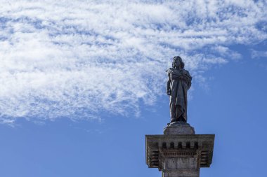 Brezilya 'nın Minas Gerais eyaletinde Ouro Preto meydanında Brezilya bağımsızlığının şehidi Tiradentes Heykeli