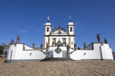 The Santurio do Bom Jesus de Matosinhos, barok ressam Aleijadinho 'nun en iyi eserlerinden biri olan On İki Kahin' in ünlü sabun taşı heykelleriyle birlikte. Kongonhas, Minas Gerais, Brezilya