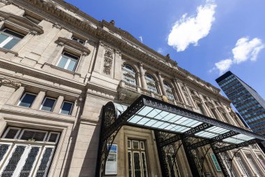 Buenos Aires, Arjantin - 27 Ocak 2024 - Güneşli bir günde Arjantin 'in ünlü Buenos Aires simgesi olan Colon Tiyatrosu' nun dış görünüşü