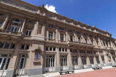 Güneşli bir günde Buenos Aires, Arjantin 'in ünlü simgesi olan Colon Tiyatrosu' nun dış görünüşünün ayrıntıları.