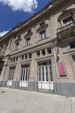 Güneşli bir günde Buenos Aires, Arjantin 'in ünlü simgesi olan Colon Tiyatrosu' nun dış görünüşünün ayrıntıları.