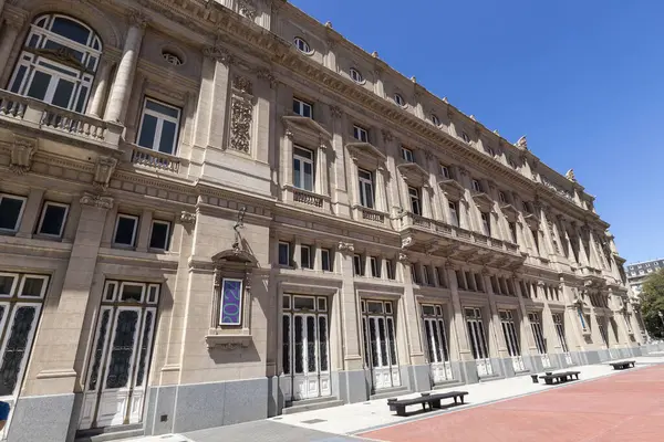 Güneşli bir günde Buenos Aires, Arjantin 'in ünlü simgesi olan Colon Tiyatrosu' nun dış görünüşünün ayrıntıları.