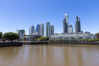 Puerto Madero, modern binaların mimarisi, yeniden canlandırılmış yer ve turistler tarafından ziyaret edilen güzel şehir manzarası..