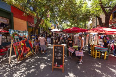 Buenos Aires, Arjantin - 29 Ocak 2024 -: Caminito, La Boca 'da küçük bir ticari cadde boyunca gezen turistler.