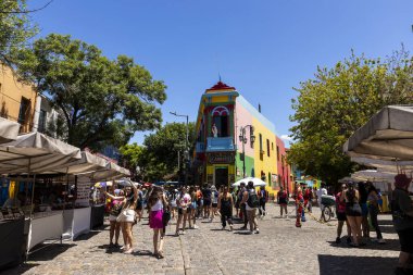 Buenos Aires, Arjantin, 29 Ocak 2024 - Caminito, La Boca 'da küçük bir sokakta turistler geziniyor.. 