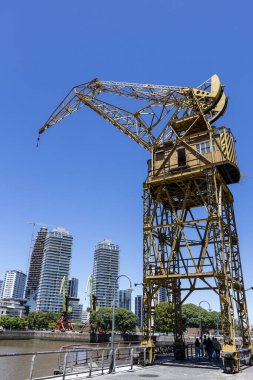 Buenos Aires, Arjantin 'deki Puerto Madero' nun finans bölgesinde eski vinçler.