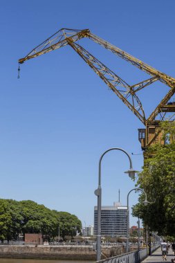 Buenos Aires, Arjantin 'deki Puerto Madero' nun finans bölgesinde eski vinçler.