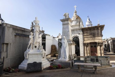 Buenos Aires, Arjantin - 29 Ocak 2024 - Dünyaca ünlü şehir simgesi, La Recoleta Mezarlığı, tarihi anıtsal mezarları ve heykelleri ile mimari