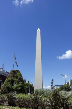 Buenos Aires, Arjantin - 27 Ocak 2024: - Buenos Aires 'li Obelisk (El Obelisco) 9 de Julio Bulvarı' ndaki Cumhuriyet Meydanı 'nda (Plaza de la Republica) bulunan ulusal tarihi bir anıt.