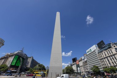 Buenos Aires, Arjantin - 27 Ocak 2024: - Buenos Aires 'li Obelisk (El Obelisco) 9 de Julio Bulvarı' ndaki Cumhuriyet Meydanı 'nda (Plaza de la Republica) bulunan ulusal tarihi bir anıt.