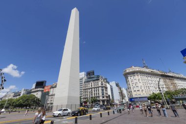 Buenos Aires, Arjantin - 27 Ocak 2024: - Buenos Aires 'li Obelisk (El Obelisco) 9 de Julio Bulvarı' ndaki Cumhuriyet Meydanı 'nda (Plaza de la Republica) bulunan ulusal tarihi bir anıt.