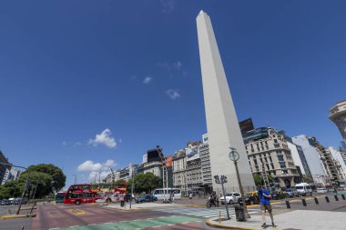Buenos Aires, Arjantin - 27 Ocak 2024: - Buenos Aires 'li Obelisk (El Obelisco) 9 de Julio Bulvarı' ndaki Cumhuriyet Meydanı 'nda (Plaza de la Republica) bulunan ulusal tarihi bir anıt.