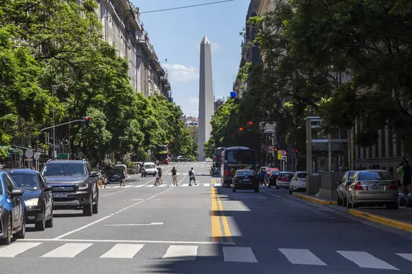 ブエノスアイレス アルゼンチン ジャン 27Th 2024 サンツァーニャ アベニュー大統領の通りを横断歩行者 Julioアベニューで有名で観光オベリスクを見下ろす ストック写真