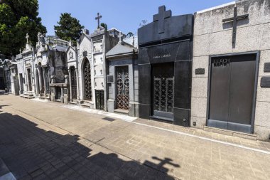 Buenos Aires, Arjantin - 31 Ocak 2024 - Dünyaca ünlü şehir simgesi, La Recoleta Mezarlığı, tarihi anıtsal mezarları ve heykelleri ile mimari