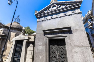 Buenos Aires, Arjantin - 31 Ocak 2024 - Dünyaca ünlü şehir simgesi La Recoleta Mezarlığı 'nın tarihi anıtsal mezarları, heykelleri ve mimarisi ile manzarası. Yazar Adolfo Bioy Casares 'in mezarı