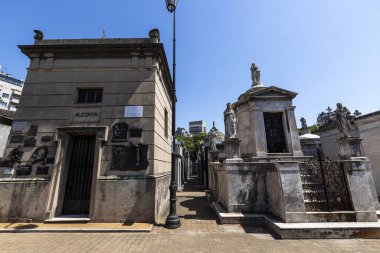 Buenos Aires, Arjantin - 31 Ocak 2024 - Dünyaca ünlü şehir simgesi, La Recoleta Mezarlığı, tarihi anıtsal mezarları ve heykelleri ile mimari