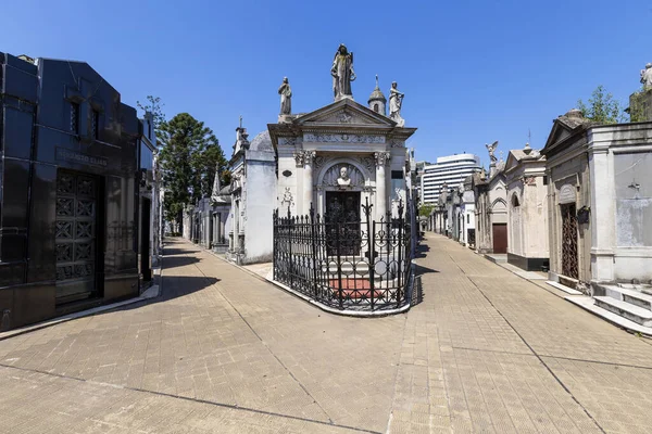 Buenos Aires, Arjantin - 31 Ocak 2024 - Dünyaca ünlü şehir simgesi, La Recoleta Mezarlığı, tarihi anıtsal mezarları ve heykelleri ile mimari