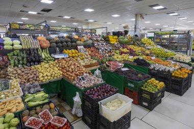 Braganca Paulista, SP - 22 Şubat 2024 - Sao Paulo eyaletinin iç kesimindeki Braganca Paulista belediyesinde satılacak taze meyve ve sebzeler