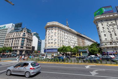 Buenos Aires, Arjantin - 27 Ocak 2024 Buenos Aires, Arjantin şehir merkezi yakınlarındaki Av 9 de Julio 'da araba ve insan kaçakçılığı