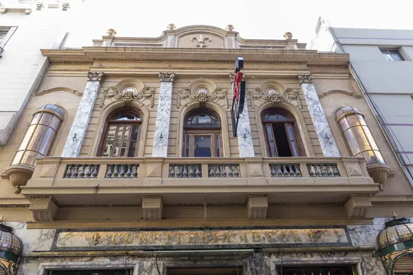 Buenos Aires, Arjantin - 27 Ocak 2024: Arjantin 'deki Buenos Aires' teki eski Confiteria İdeal şekerleme fabrikasının cephesi.