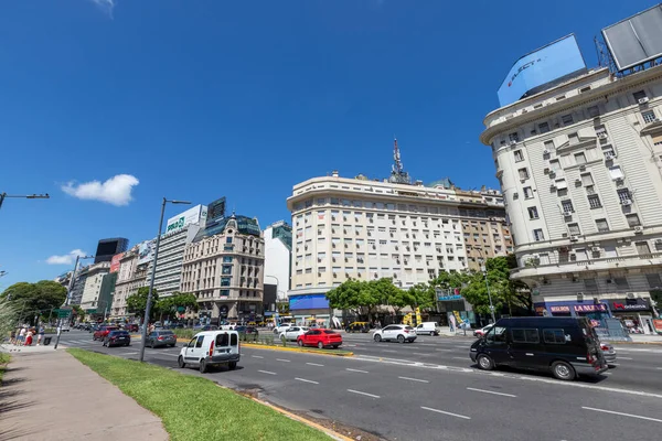 Buenos Aires, Arjantin - 27 Ocak 2024 Buenos Aires, Arjantin şehir merkezi yakınlarındaki Av 9 de Julio 'da araba ve insan kaçakçılığı