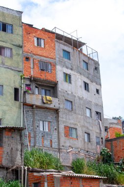 Atlantik Ormanı 'nın ortasında gecekondu mahallesindeki barakaların manzarası. Brezilya, Sao Paulo 'nun dışındaki kırılgan binalar..
