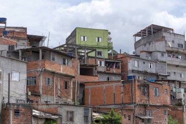 Atlantik Ormanı 'nın ortasında gecekondu mahallesindeki barakaların manzarası. Brezilya, Sao Paulo 'nun dışındaki kırılgan binalar..