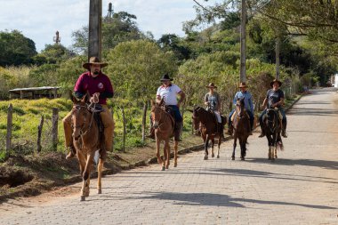 Minas Gerais, Brezilya - 12 Temmuz - 2023: Minas Gerais kırsalında at süren insanların görüntüsü