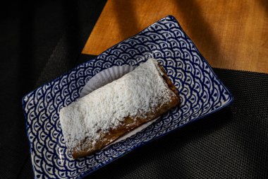 Tarçınlı, naneli, kuru üzümlü ve şekerli elmalı kek üzerine mavi süslemeli bir tabakta serpiştirilmiş. Almanya 'dan Avusturya yemeği.