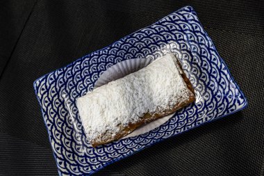 Tarçınlı, naneli, kuru üzümlü ve şekerli elmalı kek üzerine mavi süslemeli bir tabakta serpiştirilmiş. Almanya 'dan Avusturya yemeği.