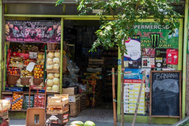 Buenos Aires, Arjantin - Ocak 31 2024 2020: La Recoleta, Buenos Aires, Arjantin 'deki bir markette taze meyve.