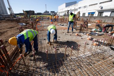 Brezilya 'nın Sao Paulo şehrinde bir binanın temelinin atılması sırasında inşaat işçileri
