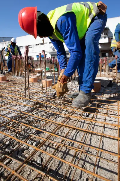 Brezilya 'nın Sao Paulo şehrinde bir binanın temelinin atılması sırasında inşaat işçileri