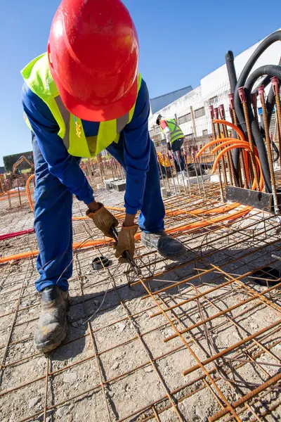 Brezilya 'nın Sao Paulo şehrinde bir binanın temelinin atılması sırasında inşaat işçileri