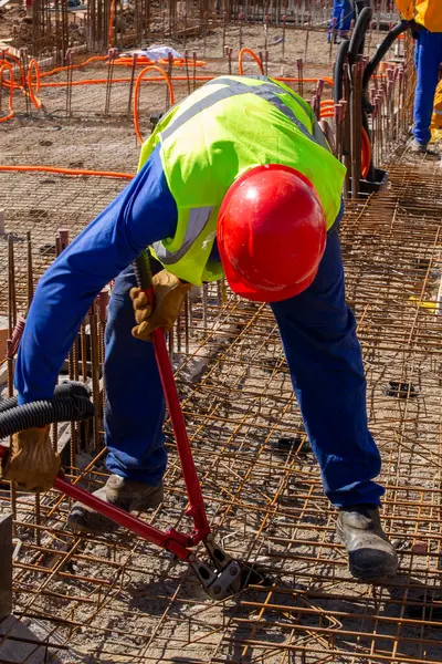 Brezilya 'nın Sao Paulo şehrinde bir binanın temelinin atılması sırasında inşaat işçileri